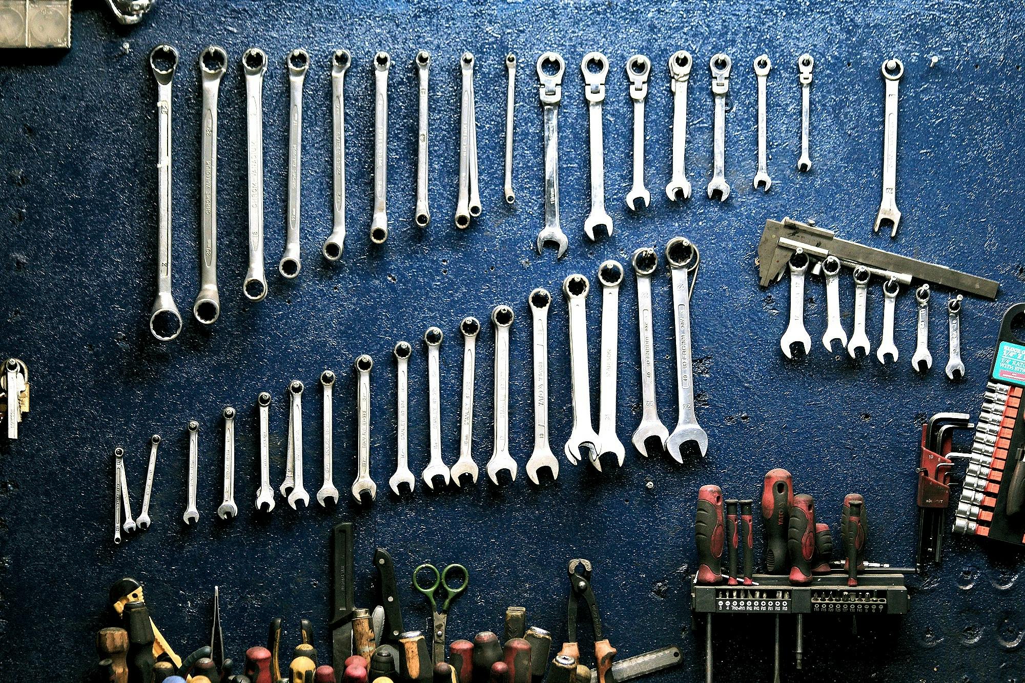 Utensili manuali e bulloneria in esposizione